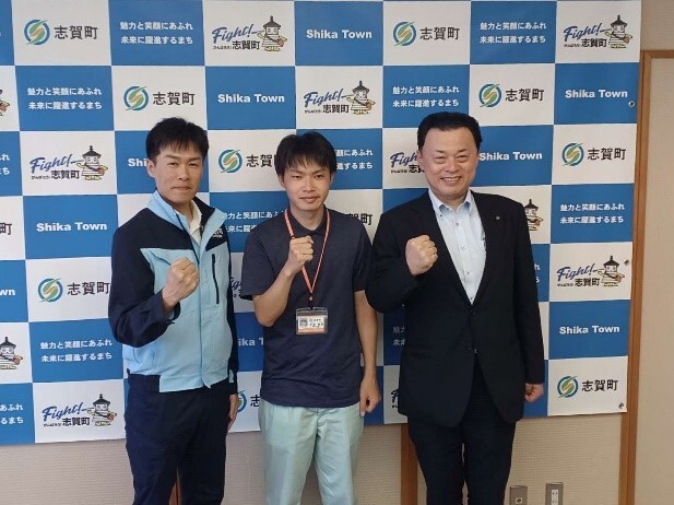 派遣職員（中央）と志賀町長（左）と
