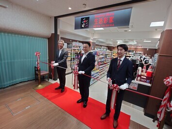 テープカットのようす