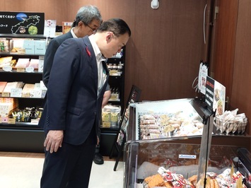 商品の説明を受ける知事