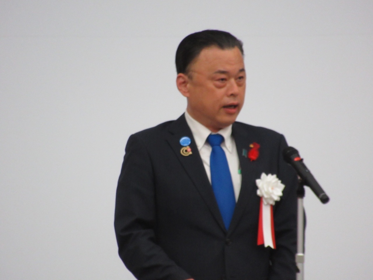 あいさつをする知事