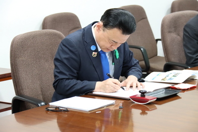 協定書への署名のようす①