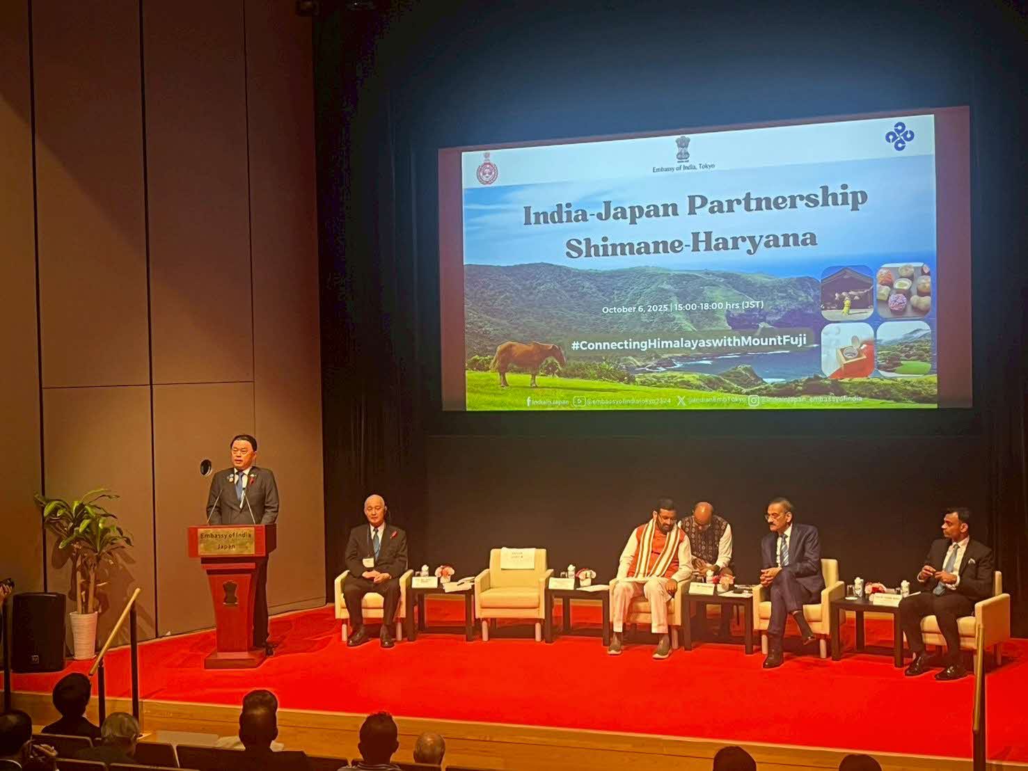 あいさつする知事