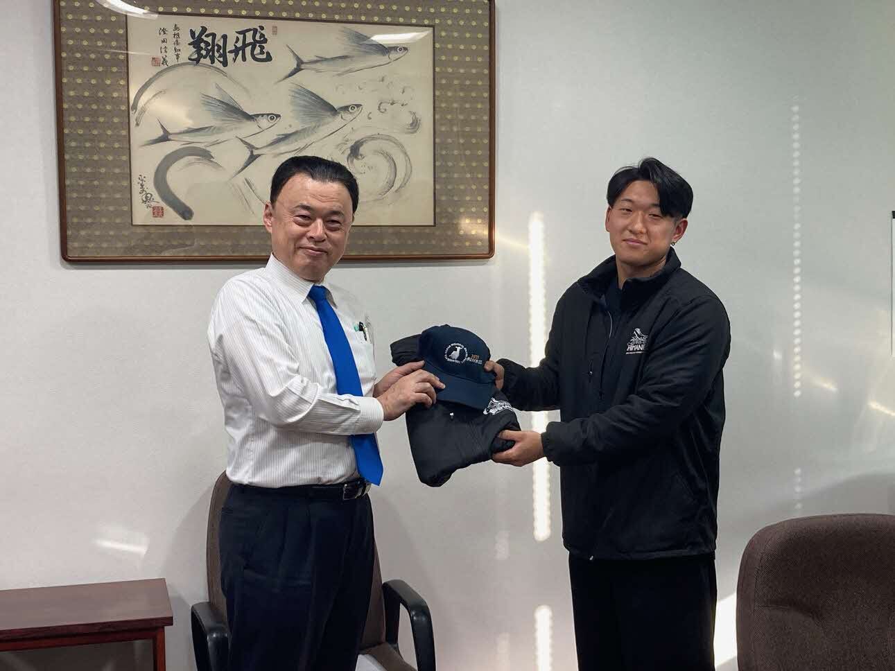 出場者からチームジャンパーの贈呈