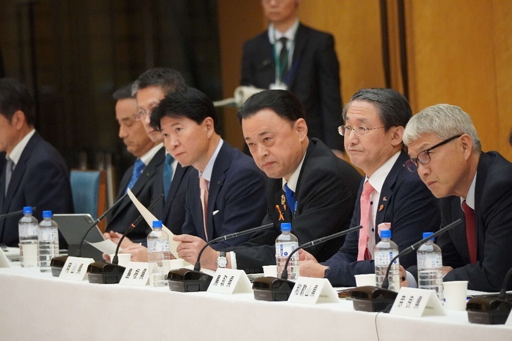 会議に出席する知事