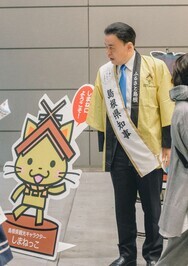 来場者を出迎える知事