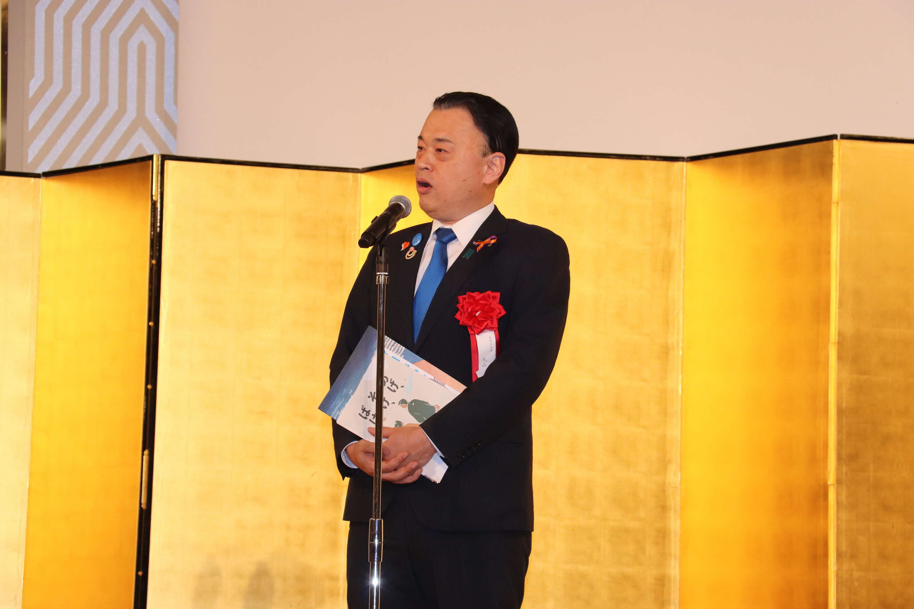 総会であいさつをする知事