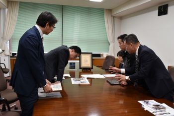 取組について説明を受ける知事