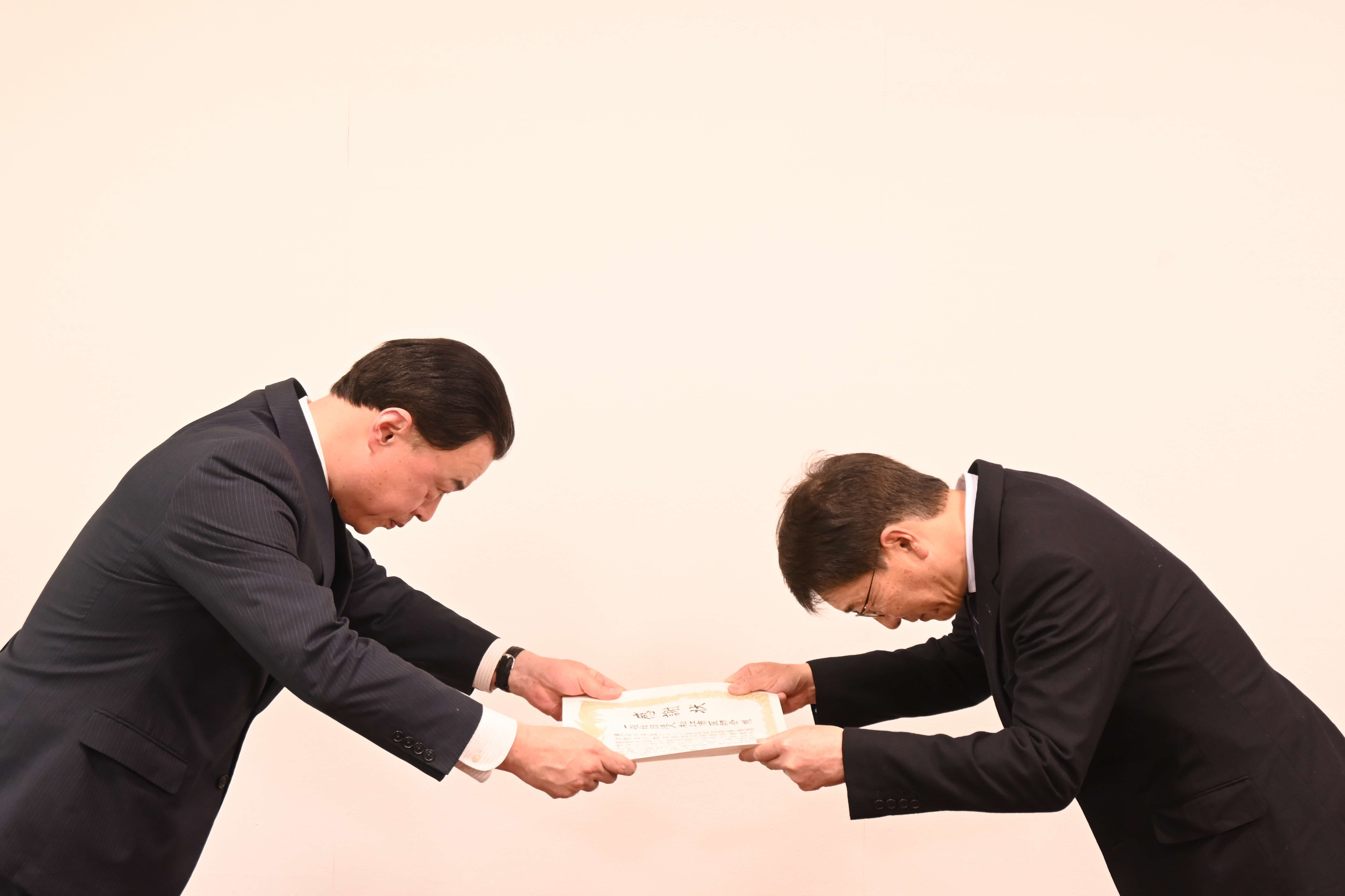 感謝状贈呈のようす