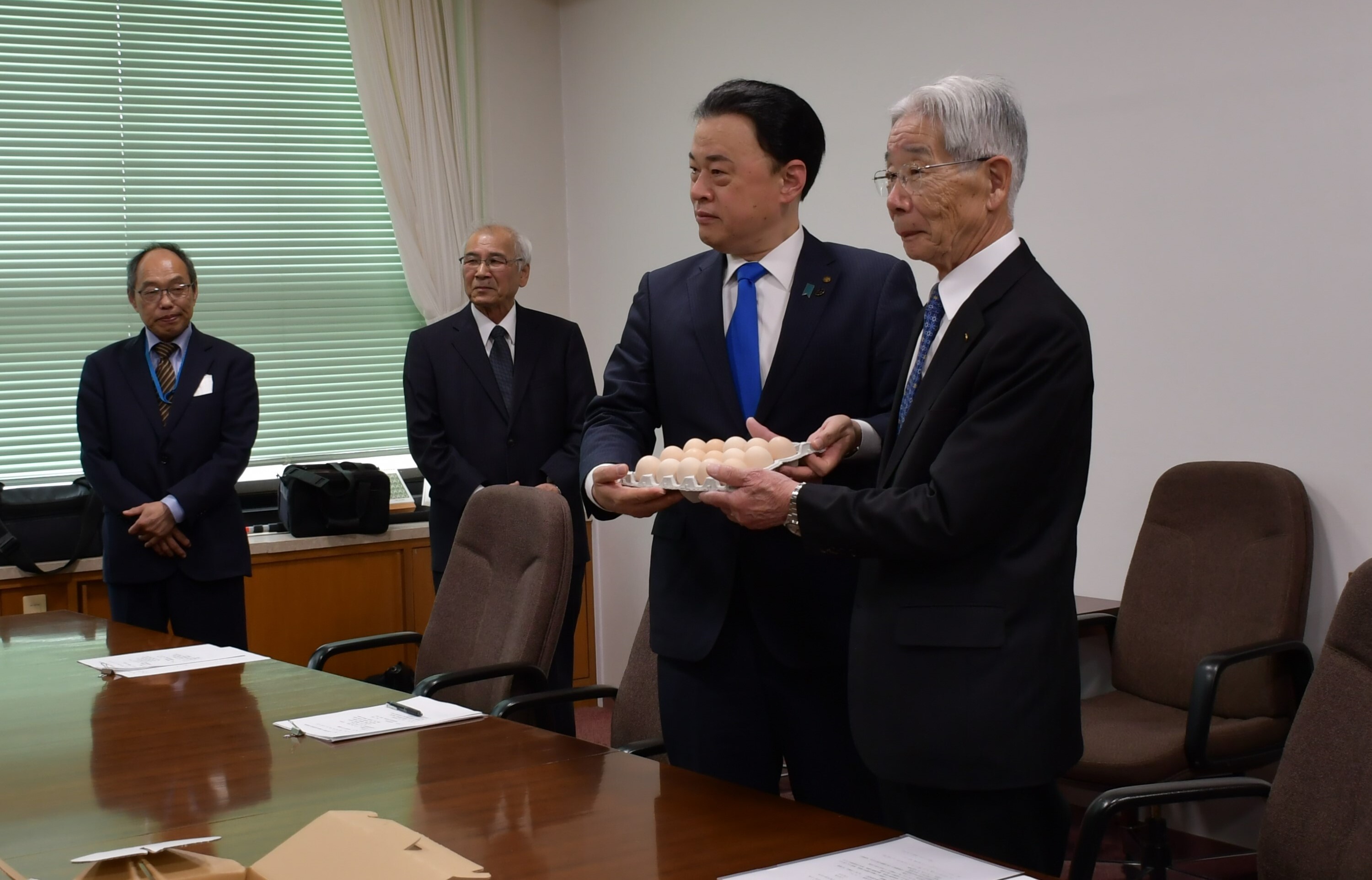 生産された卵との記念写真（右：竹下会長）