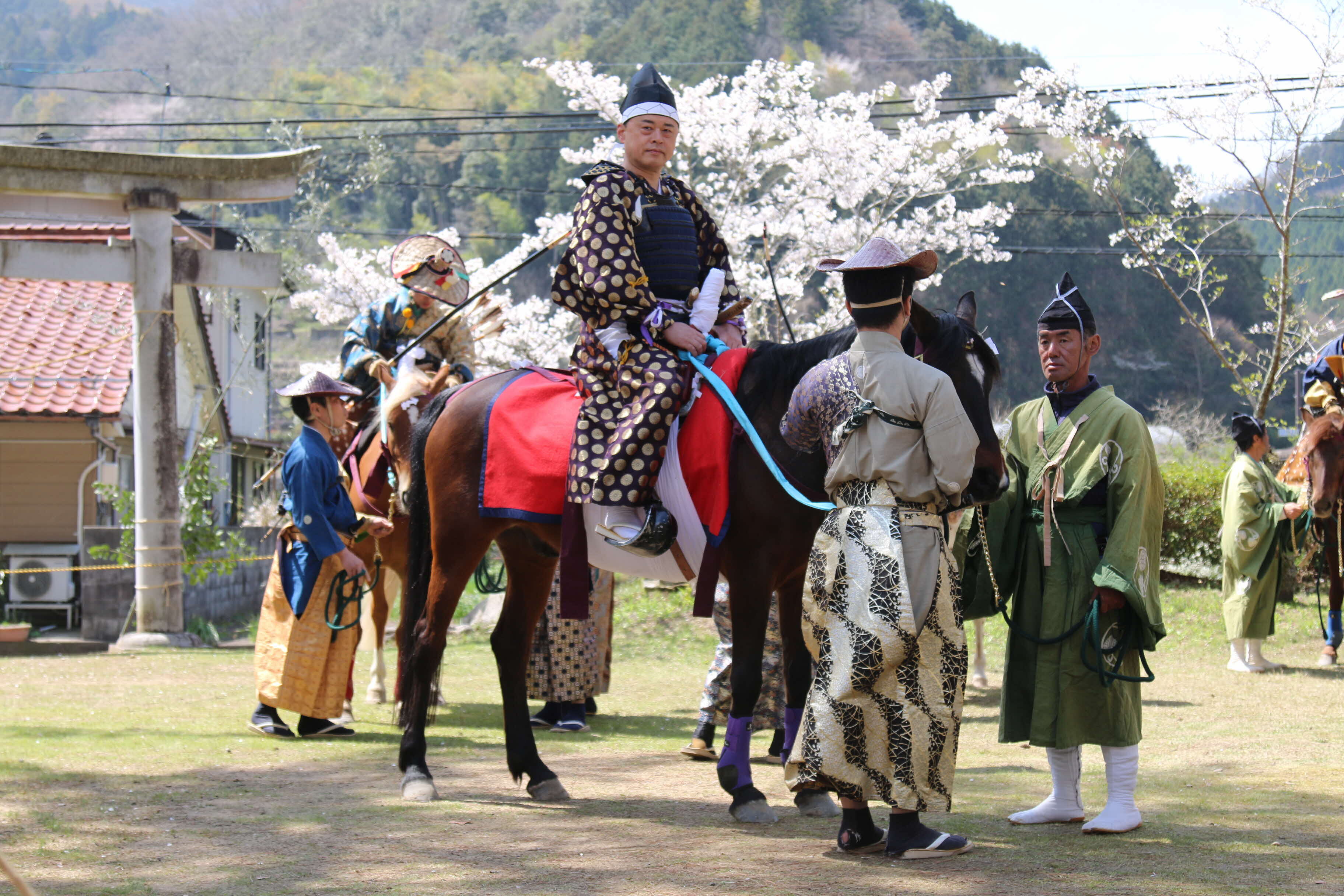 流鏑馬神事で馬に騎乗するようす
