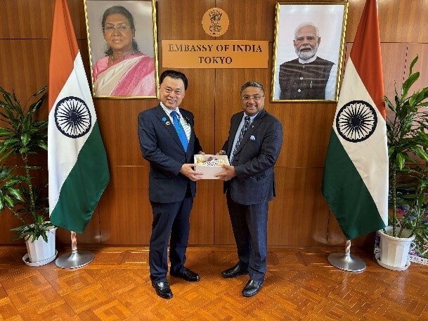 お土産「神紅」の贈呈