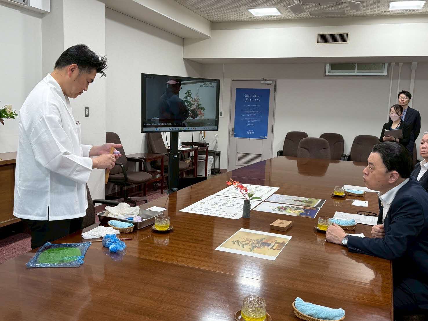 懇談のようす（上生菓子実演）