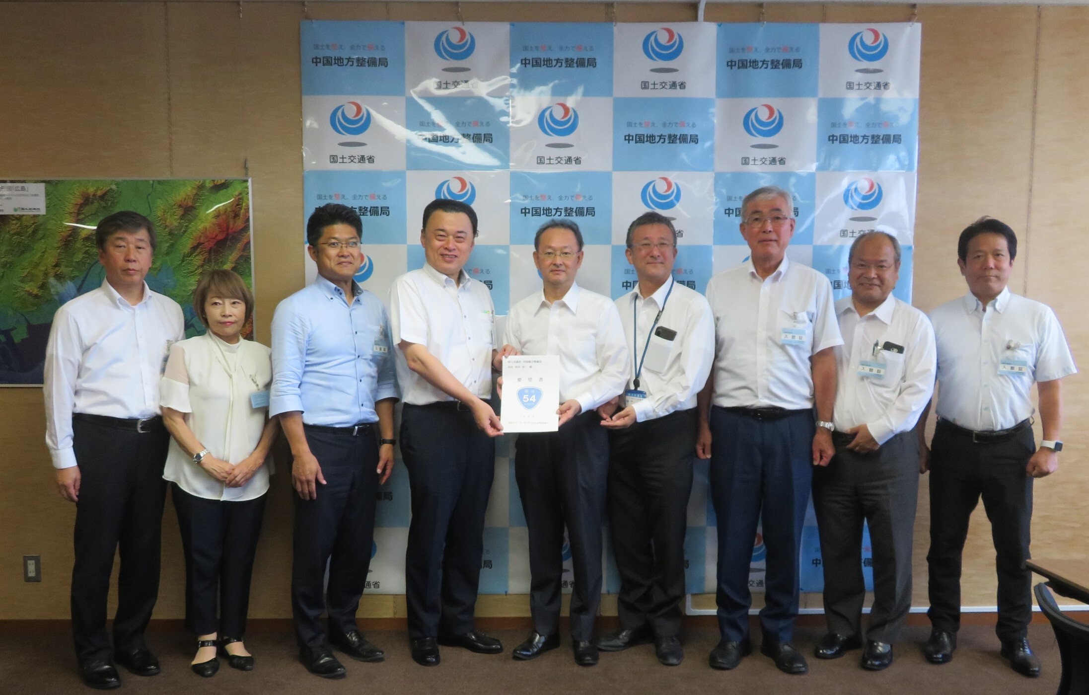 国土交通省中国地方整備局杉中洋一局長（右から５人目）