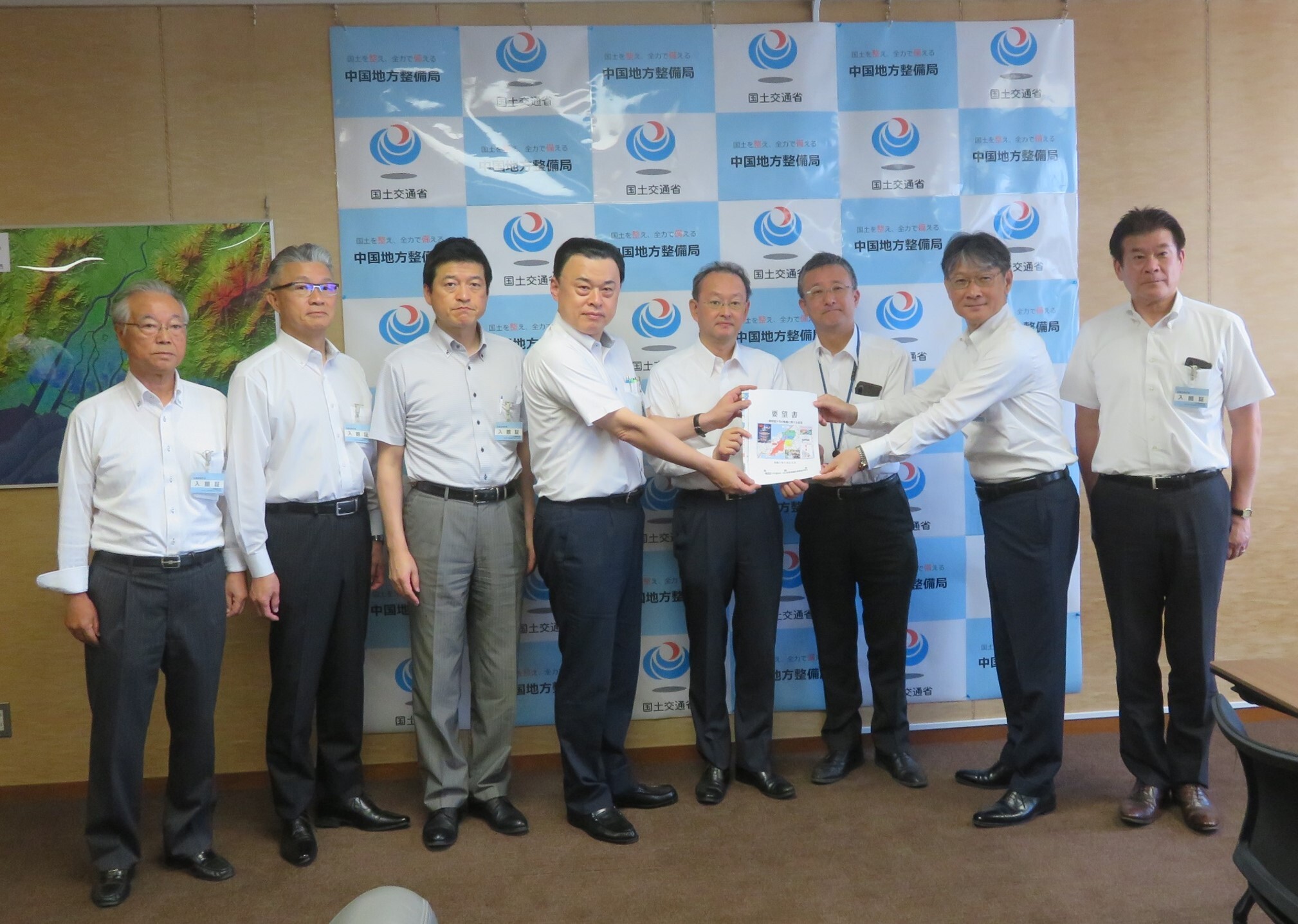 国土交通省中国地方整備局杉中洋一局長（右から４人目）