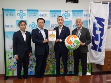 目録贈呈後の記念撮影