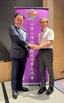 台湾の旅行会社関係者と写真を撮る知事②