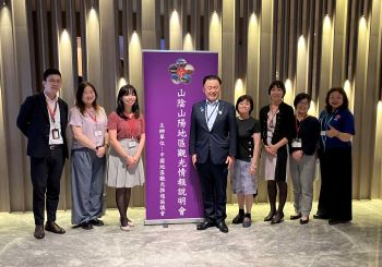 台湾の旅行会社関係者と写真を撮る知事①