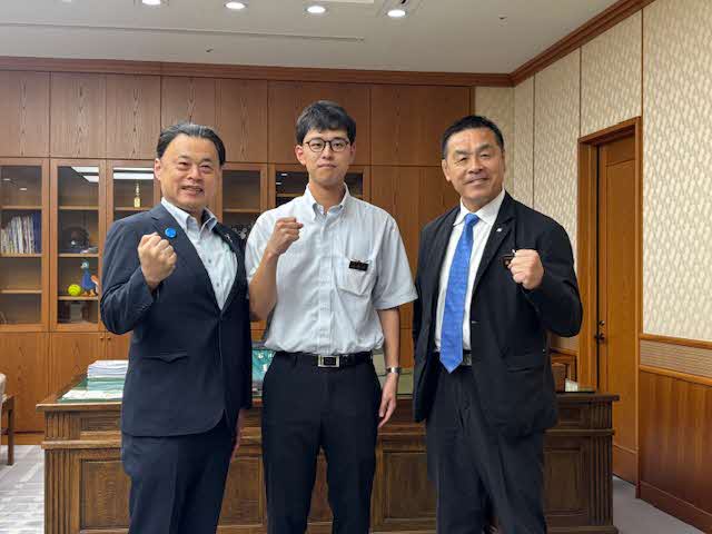 派遣職員（中央）、馳石川県知事と（右）