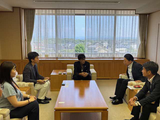 志賀町への派遣職員と関係者の皆さん（中央：稲岡志賀町長、一番左：派遣職員）