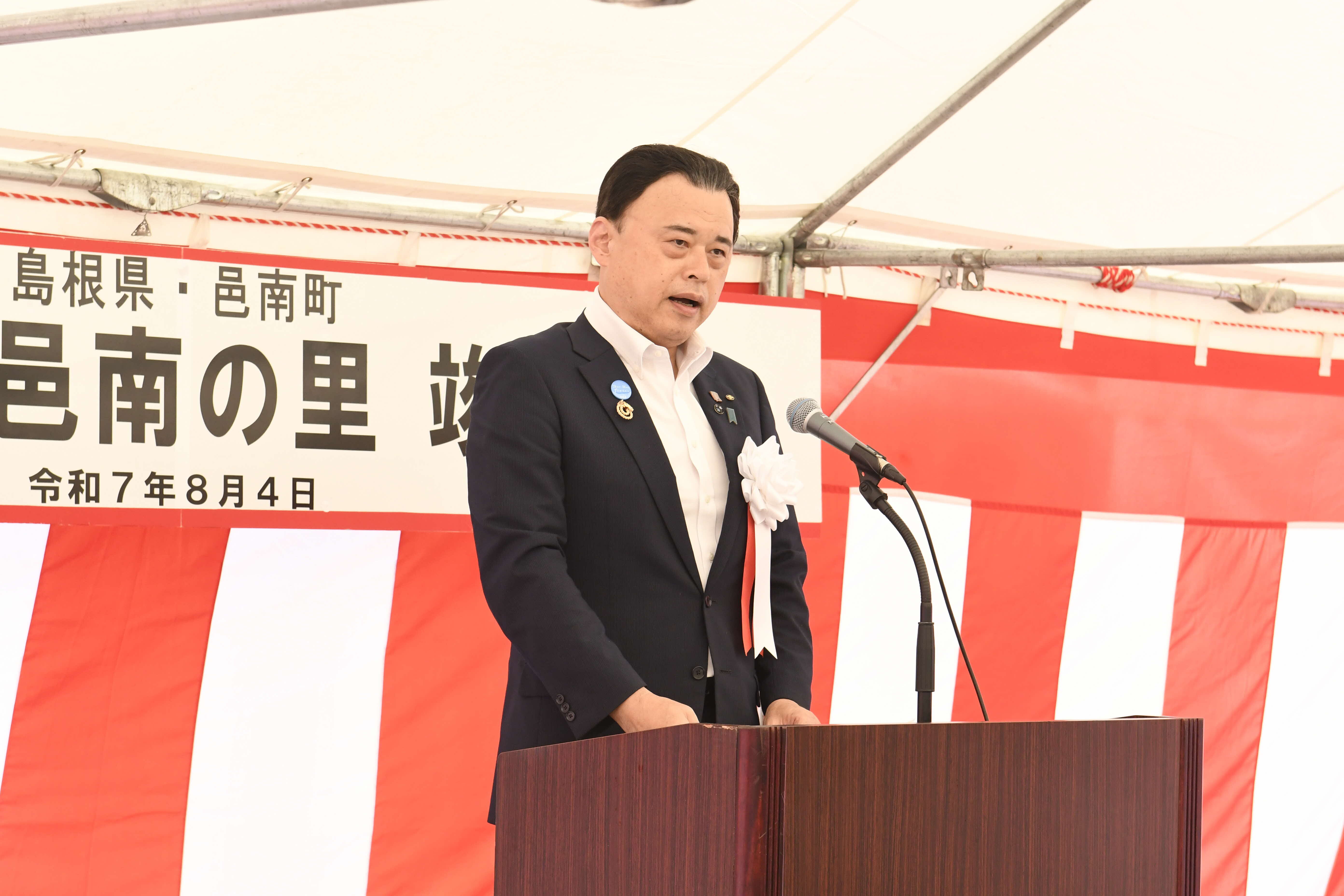 あいさつをする知事