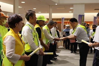 参加者の皆さんに知事メッセージを手交