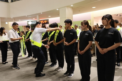 交通安全大使の任命（たすき掛け