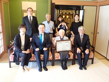 飛彈さん（下段右から２番目）ご家族、邑南町大屋町長（上段左）と