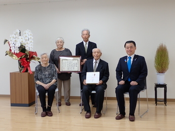 村上さん（下段中央）ご家族と