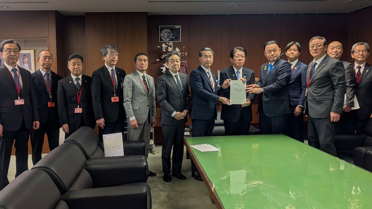 金子恭之国土交通大臣（左から８人目）