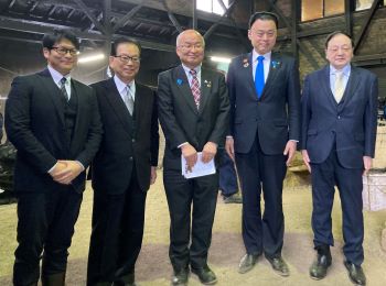 日本美術刀剣保存協会の皆さんと、糸原奥出雲町長との記念撮影