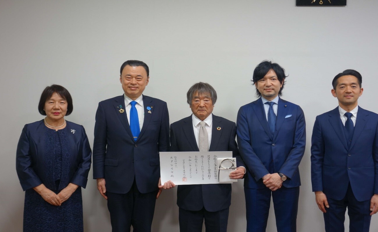 伝達後知事と記念撮影