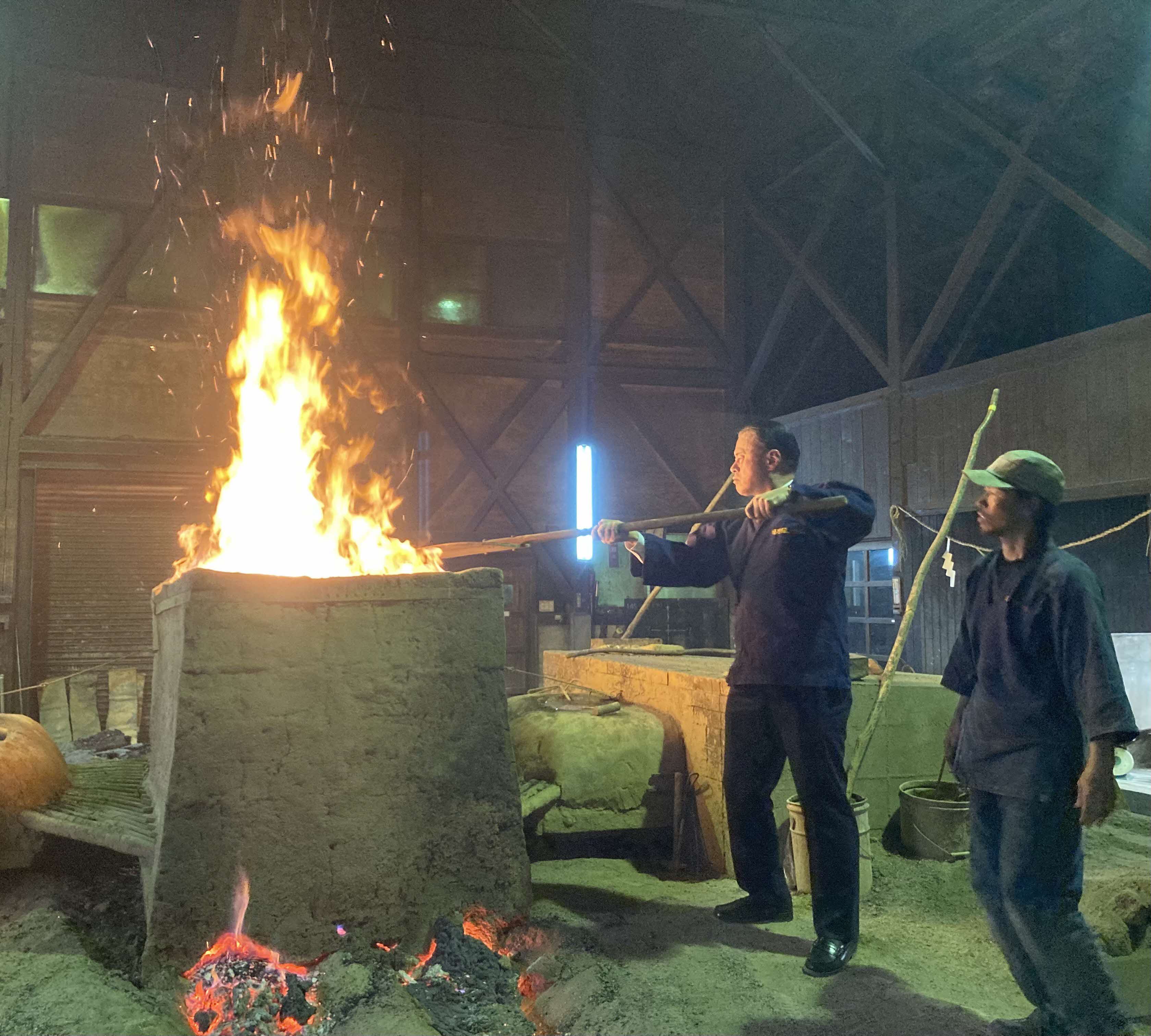 砂鉄の装入を体験する知事