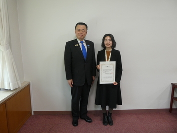 帰国する袁交流員と