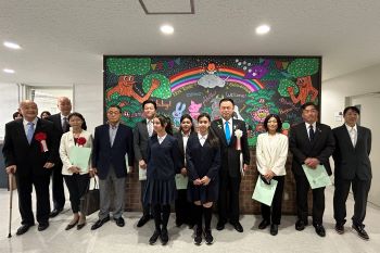 開所記念の黒板アート前での記念撮影