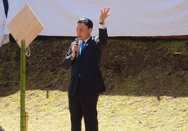 あいさつで流鏑馬神事について紹介する知事