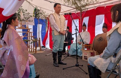 あいさつする知事
