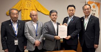 上月参議院議員（左から３人目）