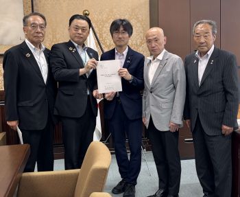 財務省舞立財務副大臣（左から３人目）