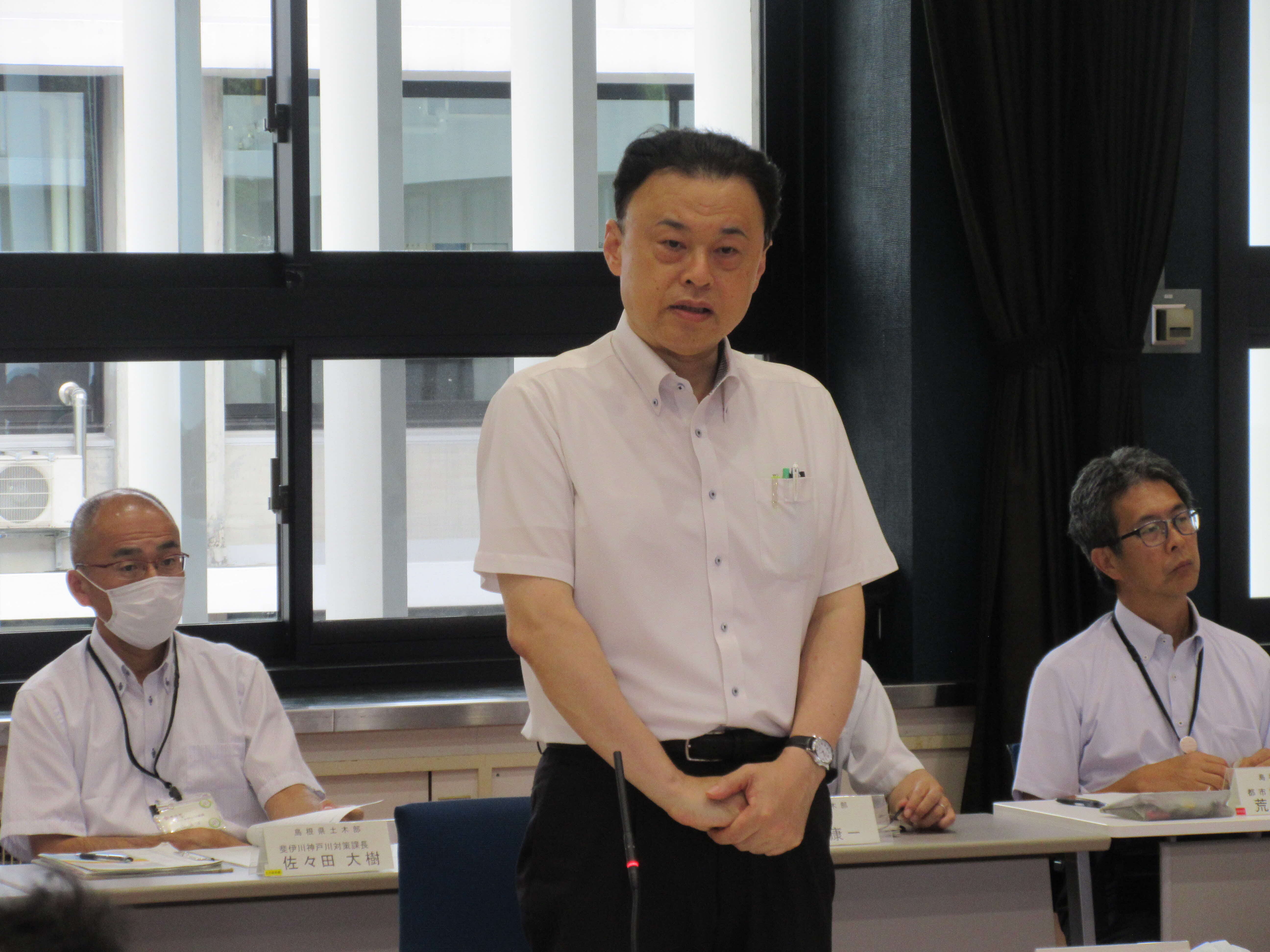 意見を述べる知事