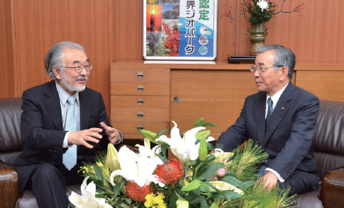 隠岐世界ジオパークの魅力を語る溝口善兵衛知事と尾池和夫委員長の画像