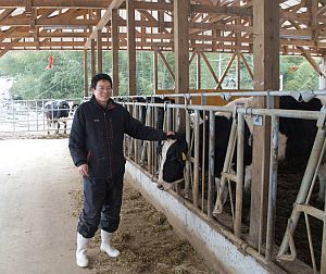 酪農経営に取り組む新規就農者の写真