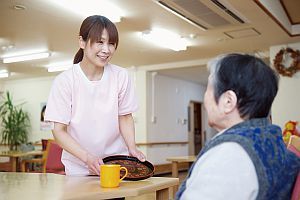 高齢者のくらしを支える介護職員の写真