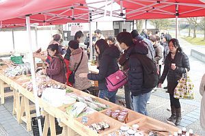 津和野町産の食材を求める買い物客の写真