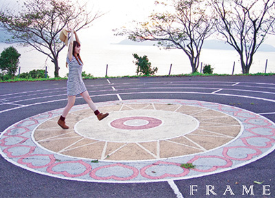 ハートマークに囲まれた木路ヶ埼灯台前の方位盤の写真