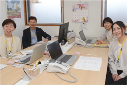 「里親家庭サポートセンターてのひら」の皆さんの写真