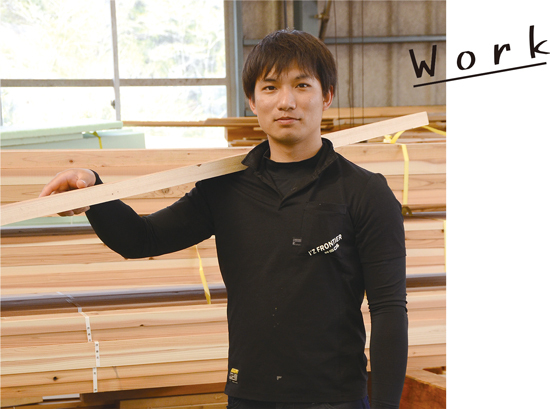 大工の仕事に励む齋賀さんの写真