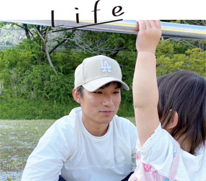 休日に娘と遊ぶ齋賀さんの写真