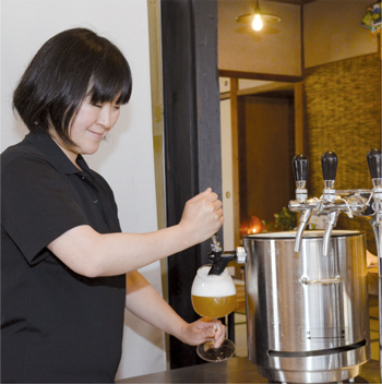 ビールをそそぐ上床さんの写真