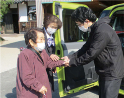 介護する様子の写真