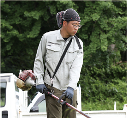 草刈りをする神谷さんの写真